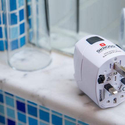 SKROSS Pro World Travel Adap. with Ground Plugs 7.0 AMP, white, with out Schuko Top