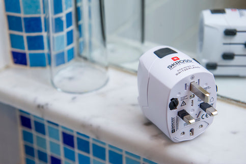 SKROSS Pro World Travel Adap. with Ground Plugs 7.0 AMP, white, with Schuko Top