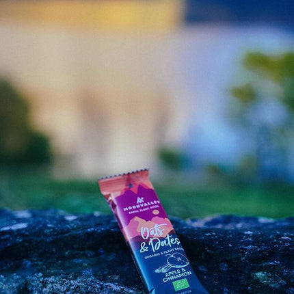 Moonvalley Organic Oats & Dates Bar - Apple & Cinnamon - (Per 12 in doos) - Energiereep